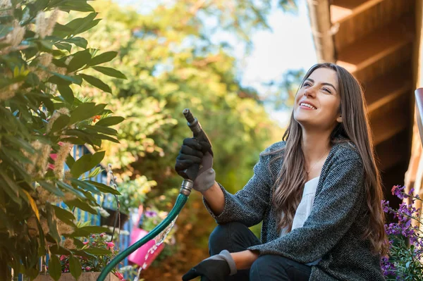 Mujer Joven Bonita Sosteniendo Una Manguera Jardín Patio Trasero Casa — Foto de Stock