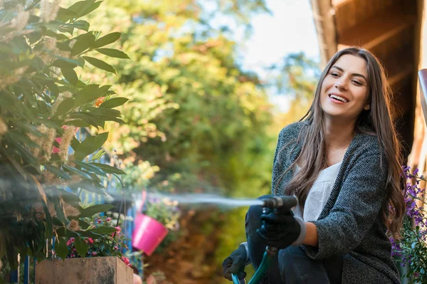 Mujer Joven Sonriente Con Manguera Jardín Regando Patio Trasero Con — Foto de Stock