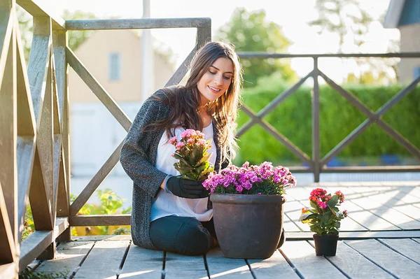 Mujer Joven Disfrutar Jardinería Terraza Casa Sosteniendo Maceta Jardinería Como —  Fotos de Stock