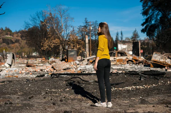 Eigenaar Van Jonge Vrouw Controleren Verbrand Geruïneerd Huis Erf Brand — Stockfoto