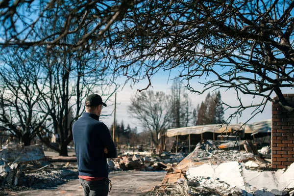 Homem Proprietário Verificando Queimado Arruinado Casa Quintal Após Fogo Consequências — Fotografia de Stock