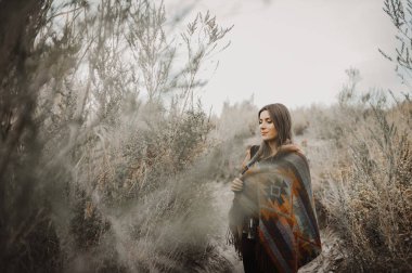 Güzel hipster seyahat kız çingene içinde çöl doğada bak. Sanatsal fotoğraf genç hipster seyahat kızın çingene bak, Güney Kaliforniya'nın ıssız bir vadide Coachella Valley.