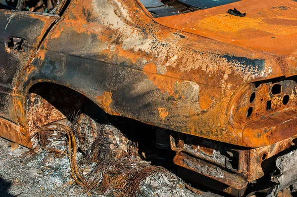 被烧毁的地面汽车残骸的外部特写 — 图库照片