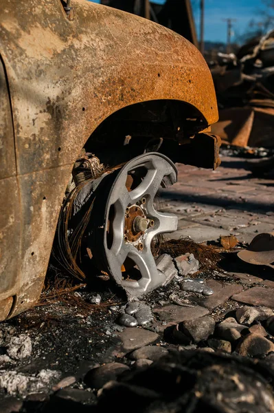 被烧毁的地面汽车残骸的外部特写 — 图库照片