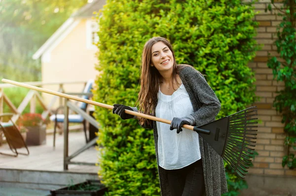 Mujer Joven Sonriente Con Rastrillo Hojas Jardín Patio Trasero Casa —  Fotos de Stock