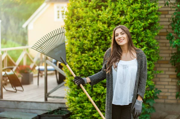 Smiling Young Woman Garden Leaf Rake Her Home Backyard Flowers — Stock Photo, Image