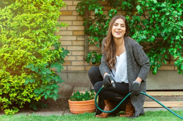 Mujer Joven Sonriente Con Manguera Jardín Regando Patio Trasero Con —  Fotos de Stock