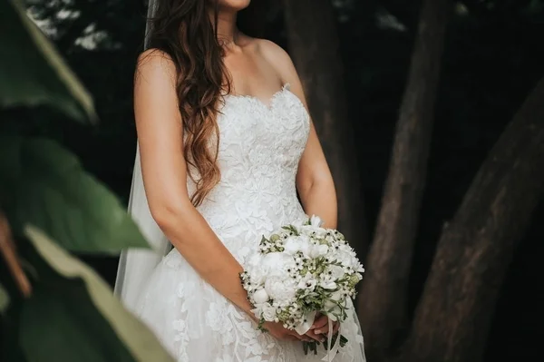 Bela Noiva Seu Dia Casamento Todo Vestido Noiva Branco Segurando — Fotografia de Stock