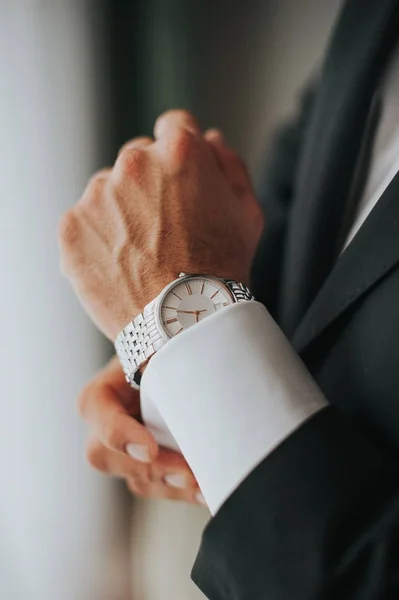 Mann Anzug Stellt Seine Uhr Auf Die Uhr — Stockfoto