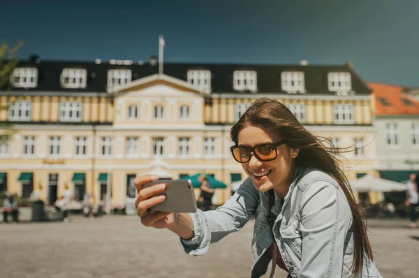 Mladá Krásná Žena Sedí Centru Města Přičemž Autoportrét Jejím Telefonem — Stock fotografie