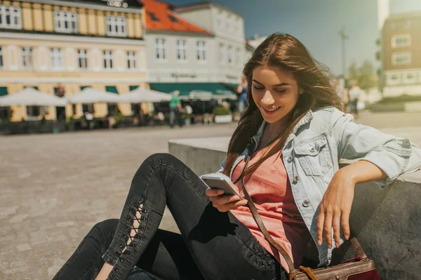 Beautiful Young Woman Sitting Street City Center Legs Crossed Sunny — Stock Photo, Image
