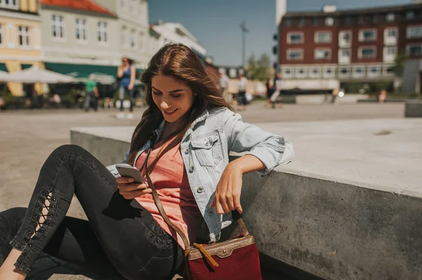 Gyönyörű Fiatal Belvárosban Utcán Süt Nap Gazdaság Mozgatható Telefon Mosolyogva — Stock Fotó