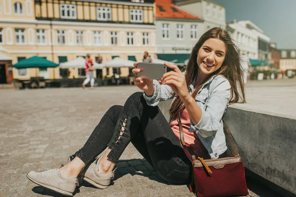 Young Beautiful Woman Sitting City Center Taking Self Portrait Her — Stock Photo, Image