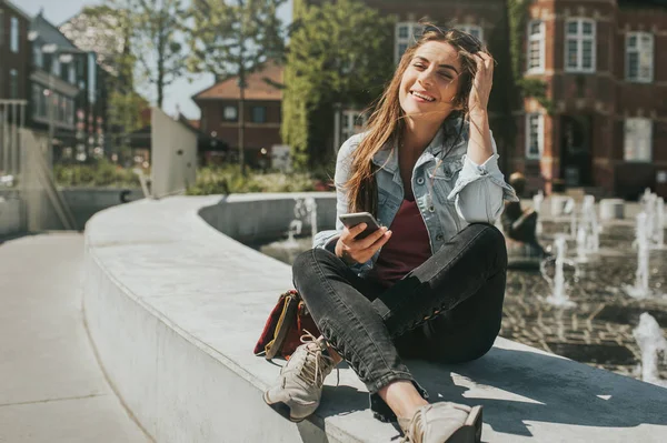 Mladá Krásná Žena Seděla Centru Města Držela Smartphone Usmívala Kameru — Stock fotografie