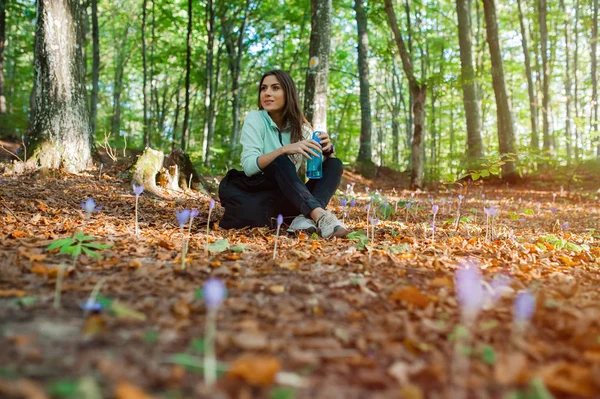 Jeune Femme Repos Assise Après Une Promenade Dans Forêt Avec — Photo