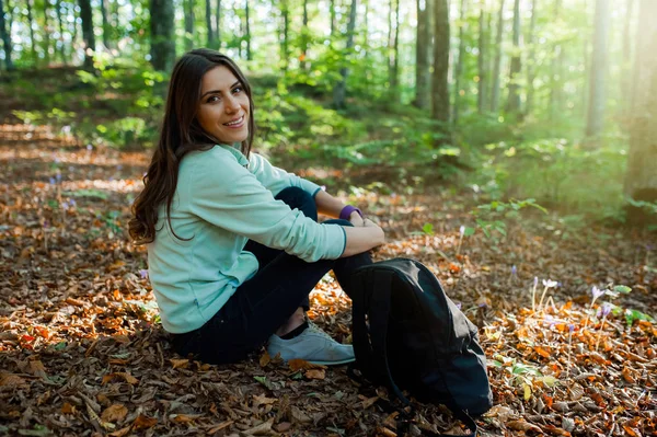 Jonge Vrouw Rusten Zittend Een Wandeling Het Bos Met Rugzak — Stockfoto