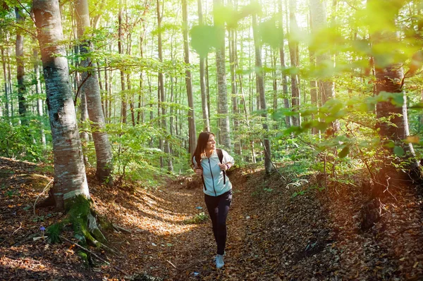 Jeune Femme Faisant Une Promenade Dans Forêt Portant Sac Dos — Photo