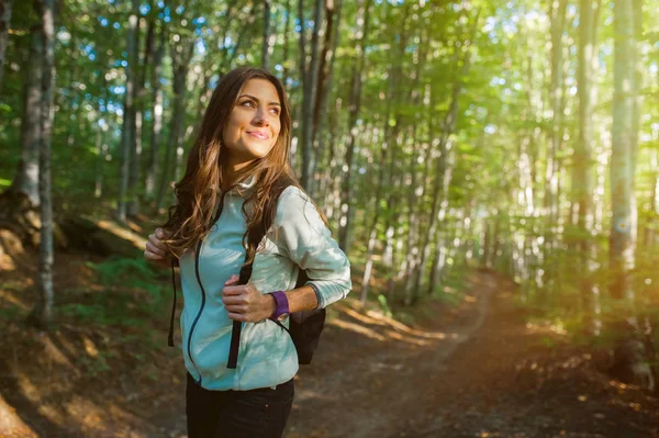 Young Woman Taking Walk Forest Carrying Backpack Forest Sunset Light — Stock Photo, Image