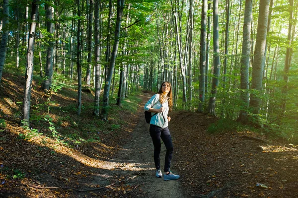 Jovem Mulher Fazendo Passeio Floresta Carregando Uma Mochila Floresta Pôr — Fotografia de Stock