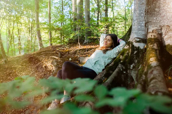 Giovane Donna Che Una Passeggiata Nella Foresta Portando Uno Zaino — Foto Stock