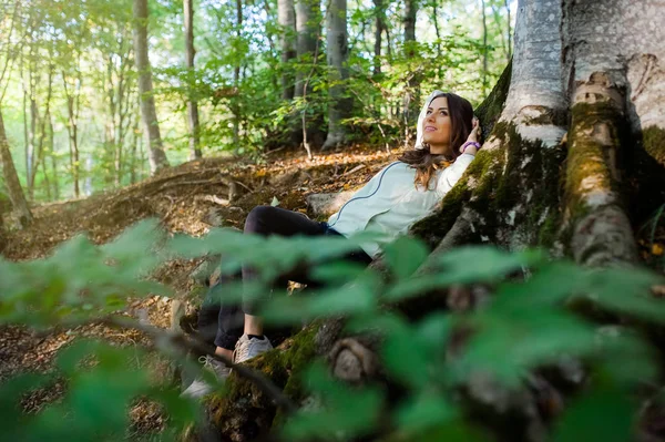 Jovem Mulher Fazendo Passeio Floresta Carregando Uma Mochila Floresta Pôr — Fotografia de Stock