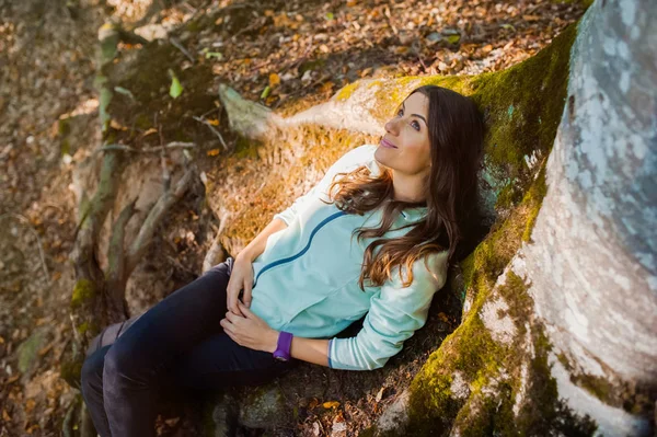 Giovane Donna Che Una Passeggiata Nella Foresta Portando Uno Zaino — Foto Stock