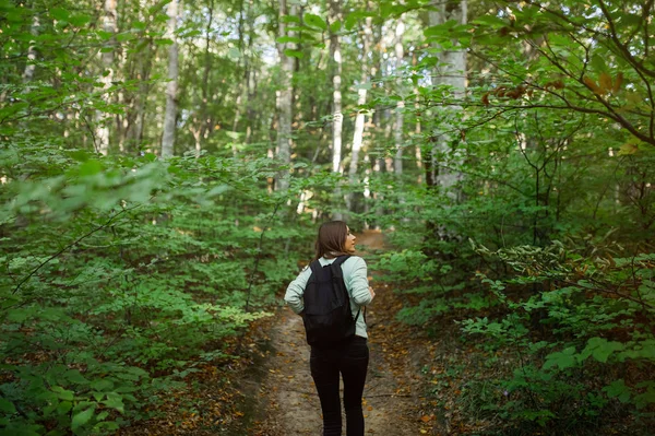 Vue Arrière Une Jeune Femme Promenant Dans Forêt Portant Sac — Photo