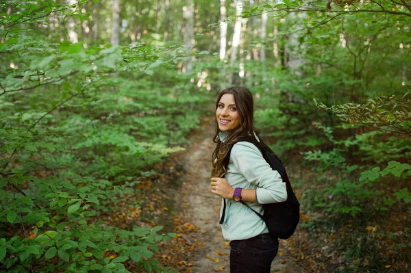 Jonge Vrouw Het Nemen Van Een Wandeling Het Bos Het — Stockfoto