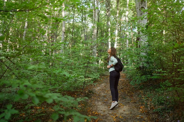 Jeune Femme Faisant Une Promenade Dans Forêt Portant Sac Dos — Photo