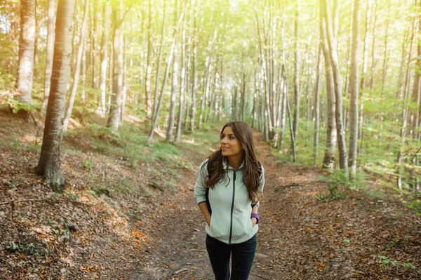 Ung Kvinna Tar Promenad Skogen Bär Ryggsäck Skogen Solnedgången Ljus Royaltyfria Stockbilder