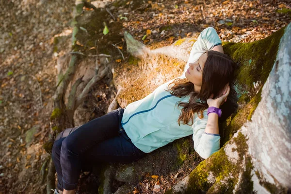 Jeune Femme Faisant Une Promenade Dans Forêt Portant Sac Dos Image En Vente