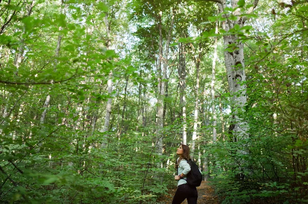 Mujer Joven Dando Paseo Por Bosque Llevando Una Mochila Bosque Fotos De Stock