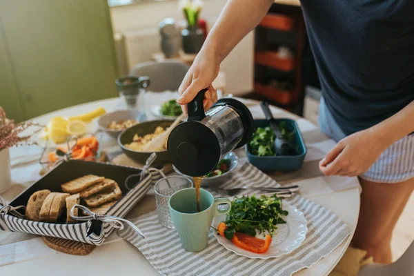 Primer Plano Mesa Desayuno Mano Mujer Sosteniendo Una Taza Vidrio Fotos De Stock