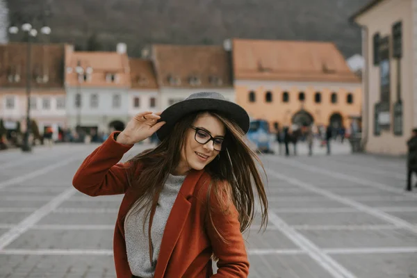 Šťastná Mladá Žena Městě Usmívá Baví Drží Klobouk — Stock fotografie