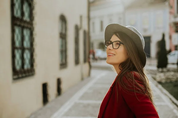 Junge Hipsterfrau Mit Brille Mit Hut Seitenblick Der Altstadt Europa — Stockfoto