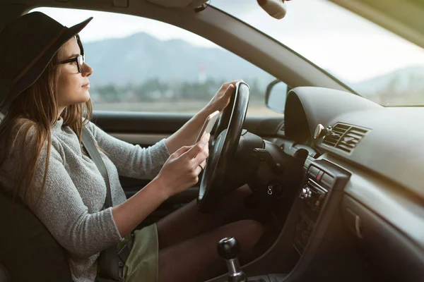 Junge Hipsterfrau Mit Brille Und Hut Steuer Und Smartphone Der — Stockfoto