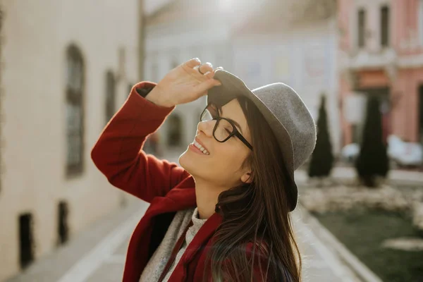 Young Hipster Woman Eyeglasses Golding Her Hat One Hand Looking — 스톡 사진