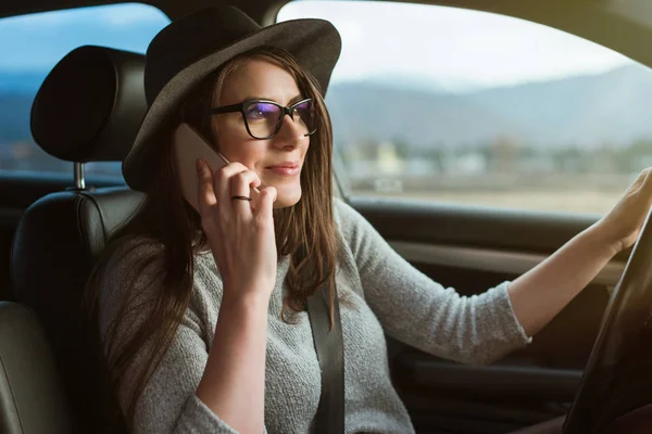 Jeune Femme Hipster Avec Lunettes Chapeau Conduisant Voiture Tenant Smartphone — Photo