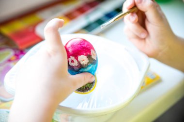 küçük kız parlak renkler renkli Paskalya yumurtası boyalar