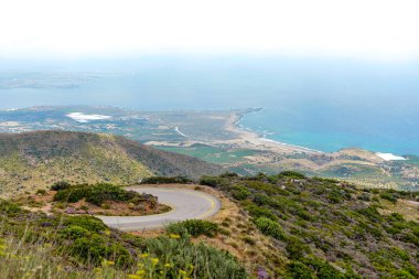 Dağ yolu. en yüksek Dağı, Girit, Yunanistan üzerinden orta deniz en güzel görünümü