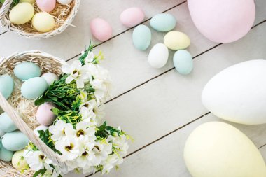 renkli Paskalya yumurtası ve çiçekler hasır sepetleri. kopya uzay-Paskalya konsepti