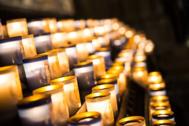 Paris - 22 Haziran: Notre-Dame Katedrali'nde 22 Haziran 2016'da Paris'te mumlar yakıldı.