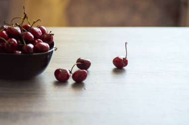 Ahşap gri arka planda tabakta taze kiraz. tatlı kiraz