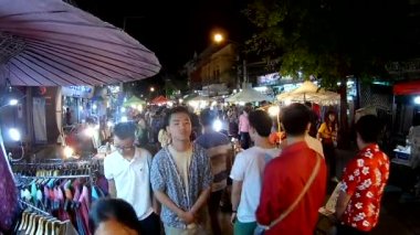 Chiang Mai Tayland: Nisan 8.2017: tanımlanamayan insanlara Pazar Pazar Chiang Mai, Tayland (balık gözü lens tarafından)