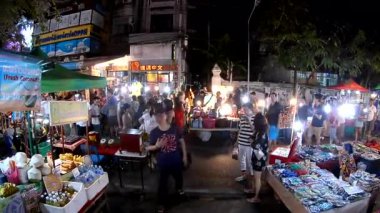 Chiang Mai Tayland: Nisan 8.2017: tanımlanamayan insanlara Pazar Pazar Chiang Mai, Tayland (balık gözü lens tarafından)