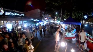 Chiang Mai Tayland: Nisan 8.2018: tanımlanamayan insanlara Pazar Pazar Chiang Mai, Tayland (balık gözü lens tarafından)