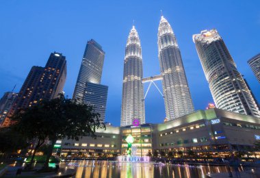 Petronas (451.9 m dünyada en yüksek ikiz binalar vardır)