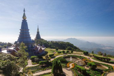 Güzel günbatımı iki pagoda, Doi Inthanon Milli Parkı, Chiang mai, Tayland.