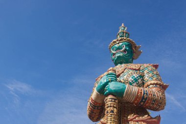 Dev heykeli ve mavi gökyüzü.
