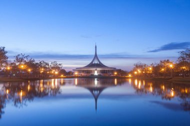 Tayland kamu park anıt. Alacakaranlık çekim yansıma su kavramı Suanluang Rama 9, Tayland